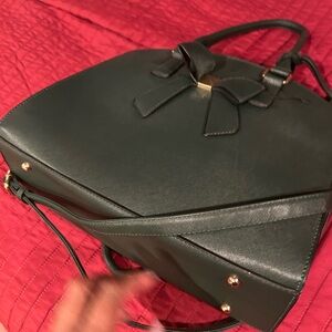 Chic Black Shoulder Bag with Bow Accent